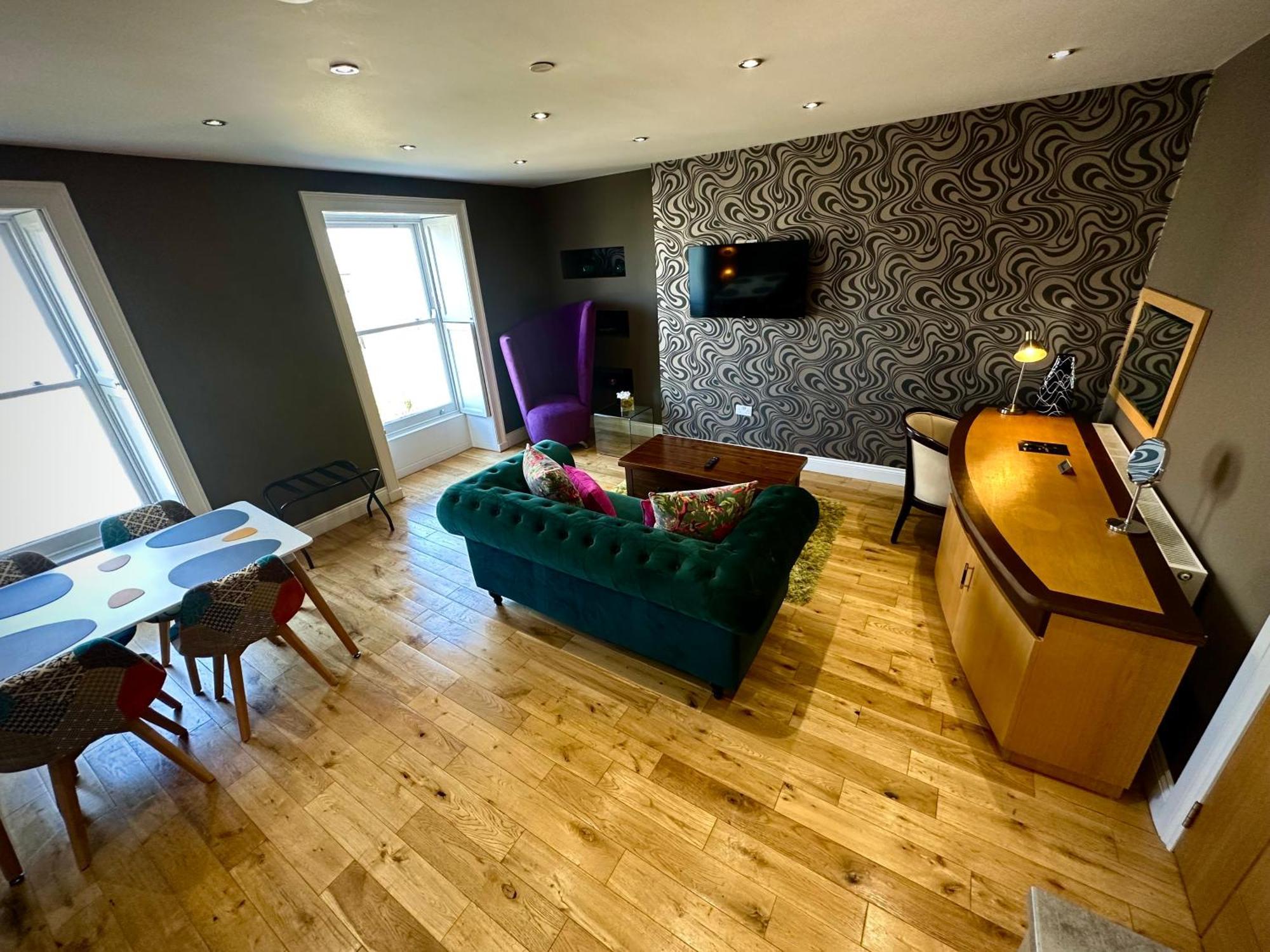 Halvard Apartments At Касълтаун Екстериор снимка