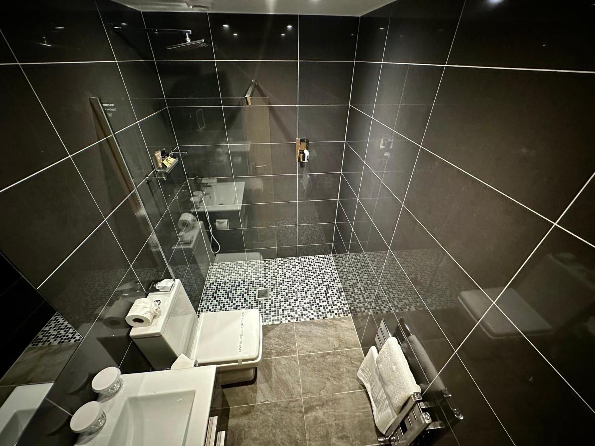 Halvard Apartments At Касълтаун Екстериор снимка
