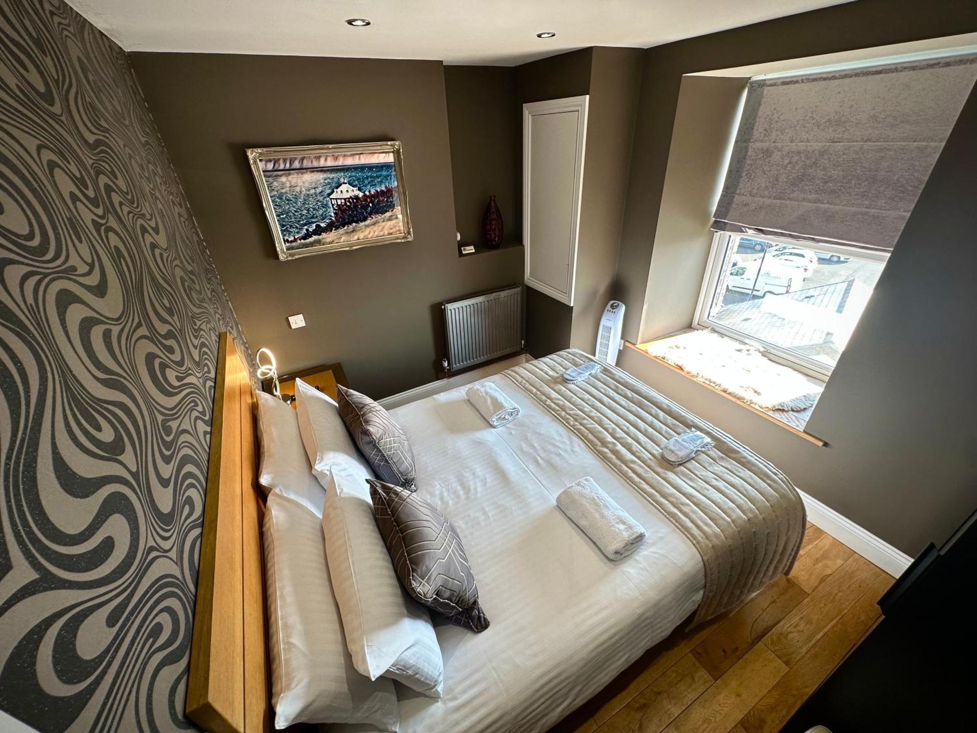 Halvard Apartments At Касълтаун Екстериор снимка