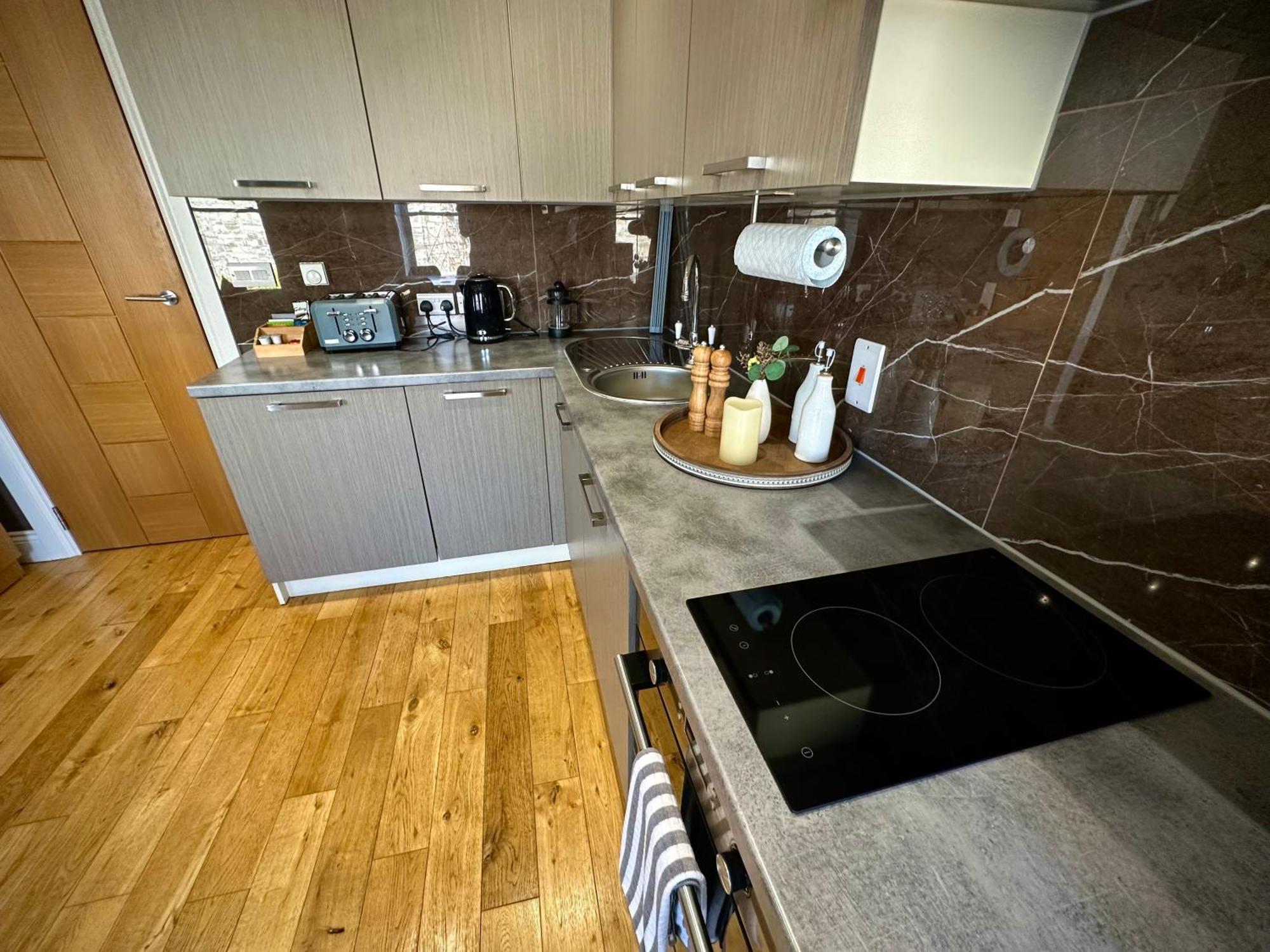 Halvard Apartments At Касълтаун Екстериор снимка