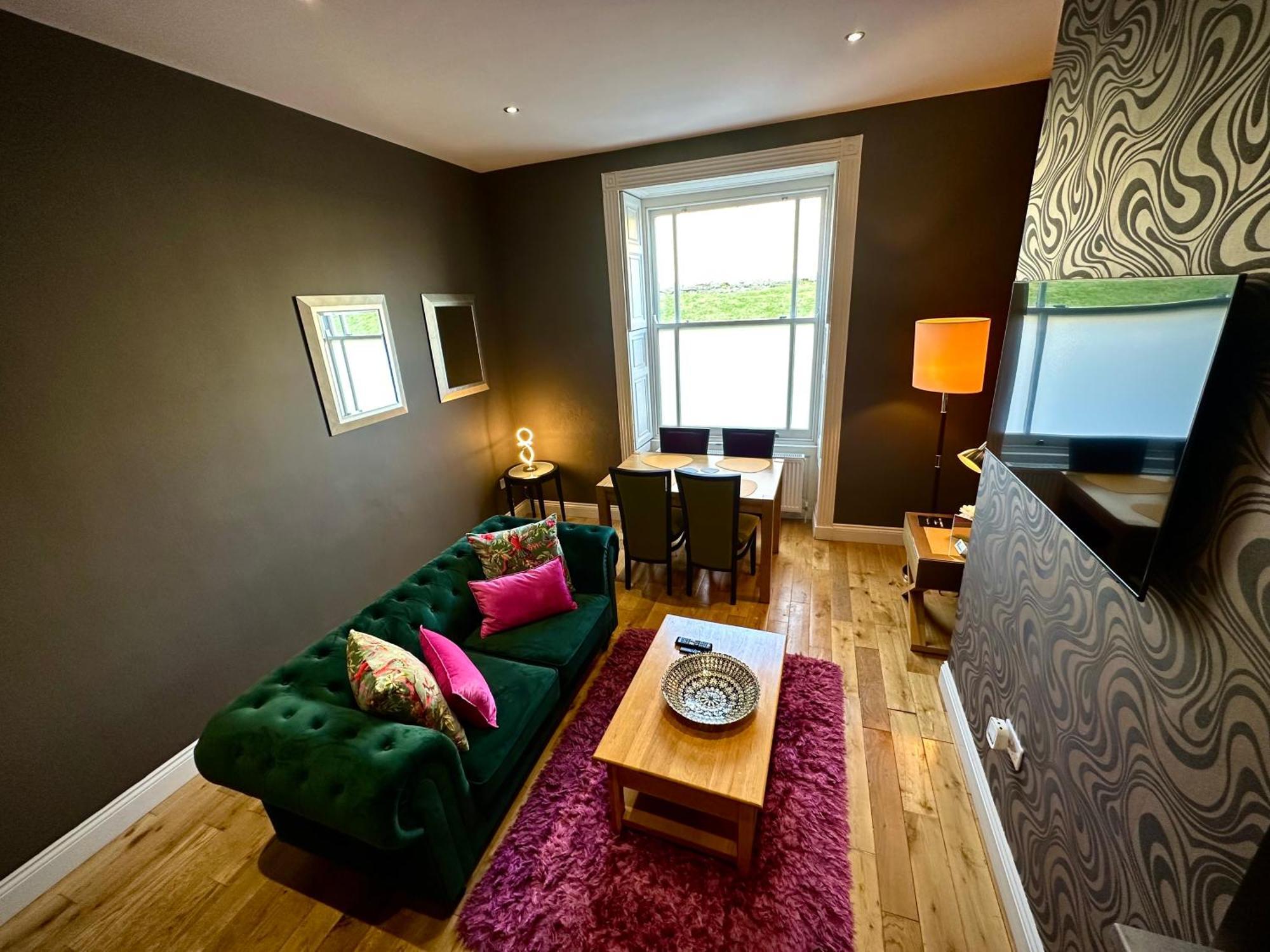 Halvard Apartments At Касълтаун Екстериор снимка