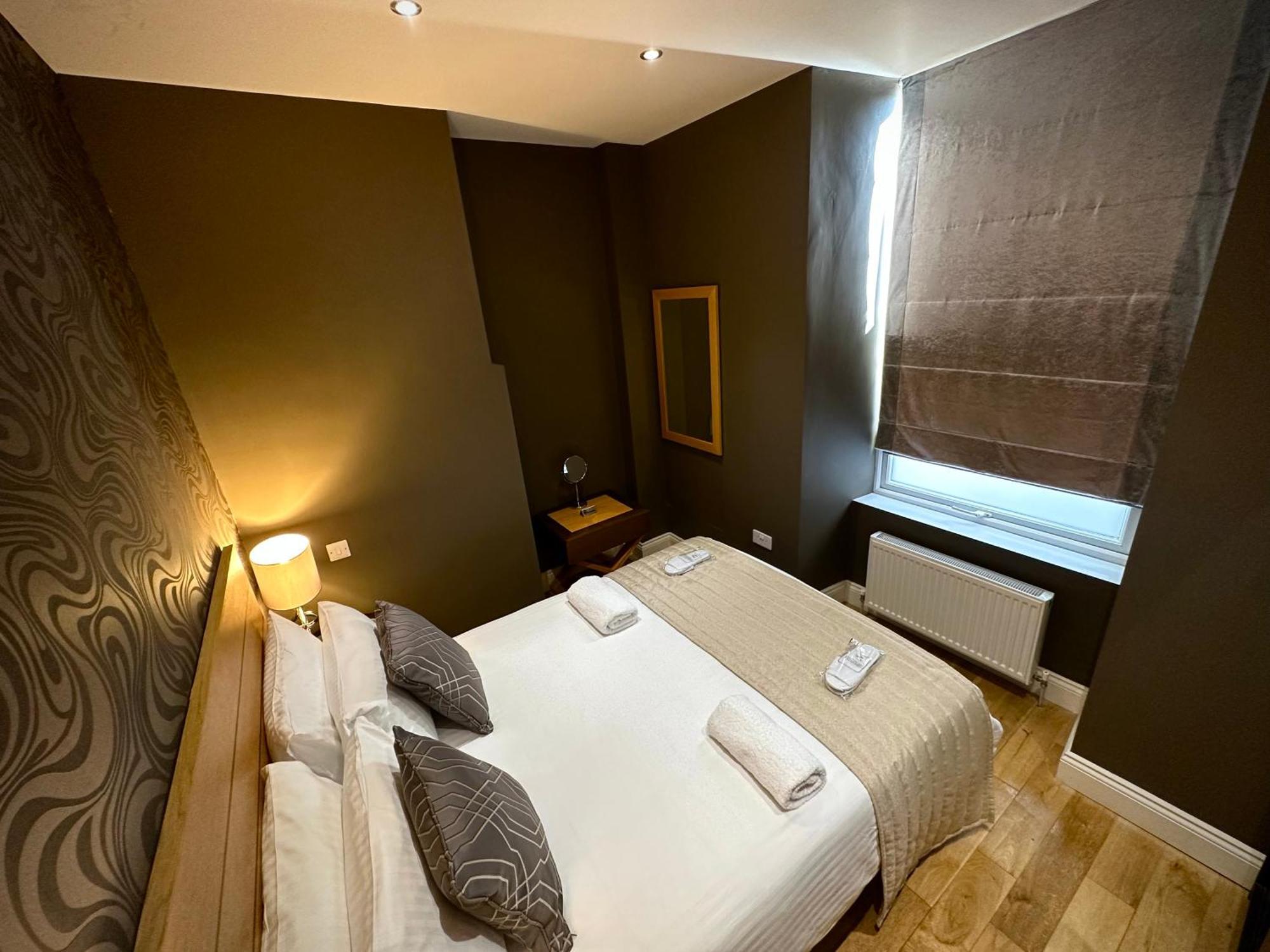 Halvard Apartments At Касълтаун Екстериор снимка
