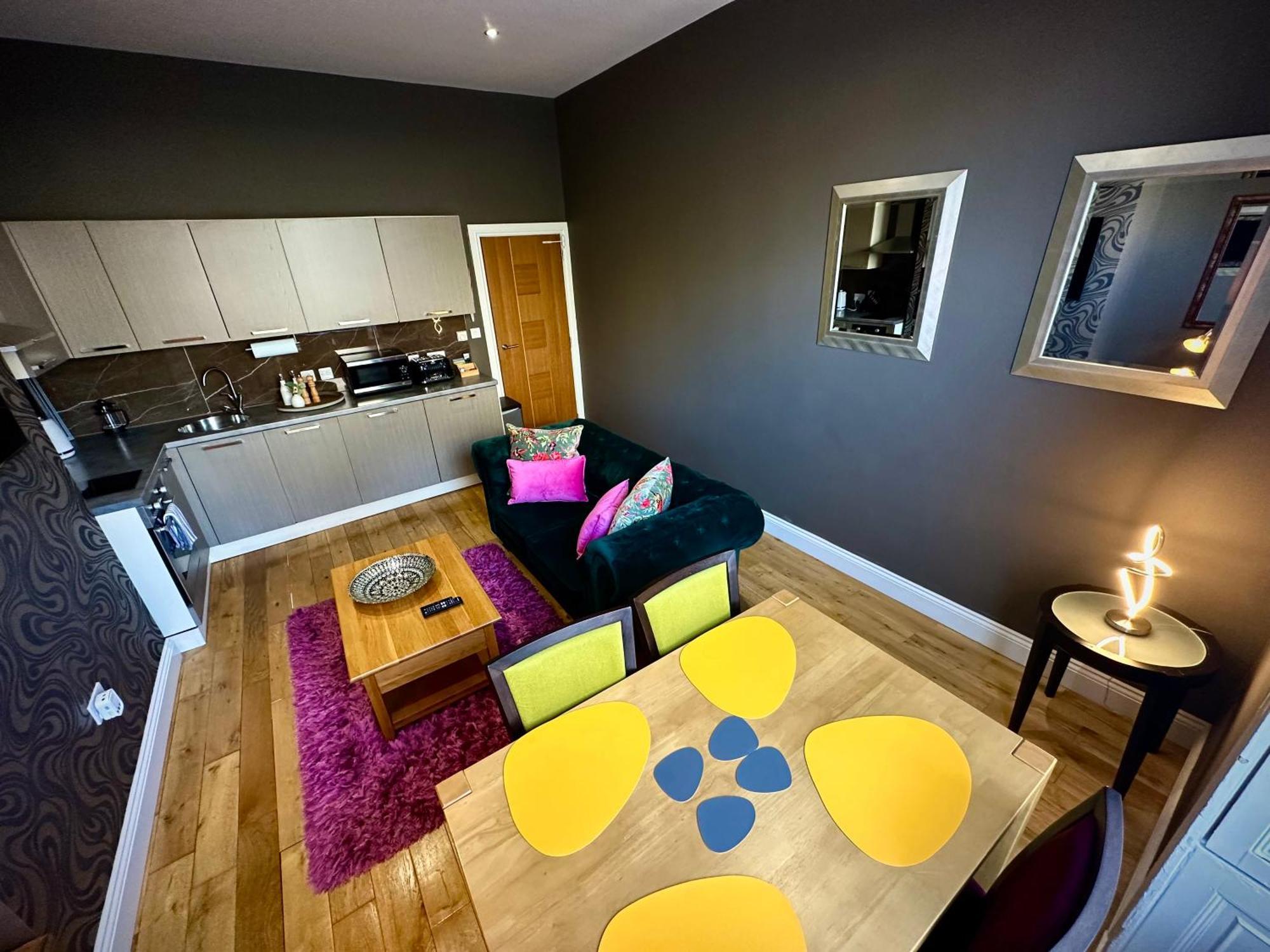 Halvard Apartments At Касълтаун Екстериор снимка
