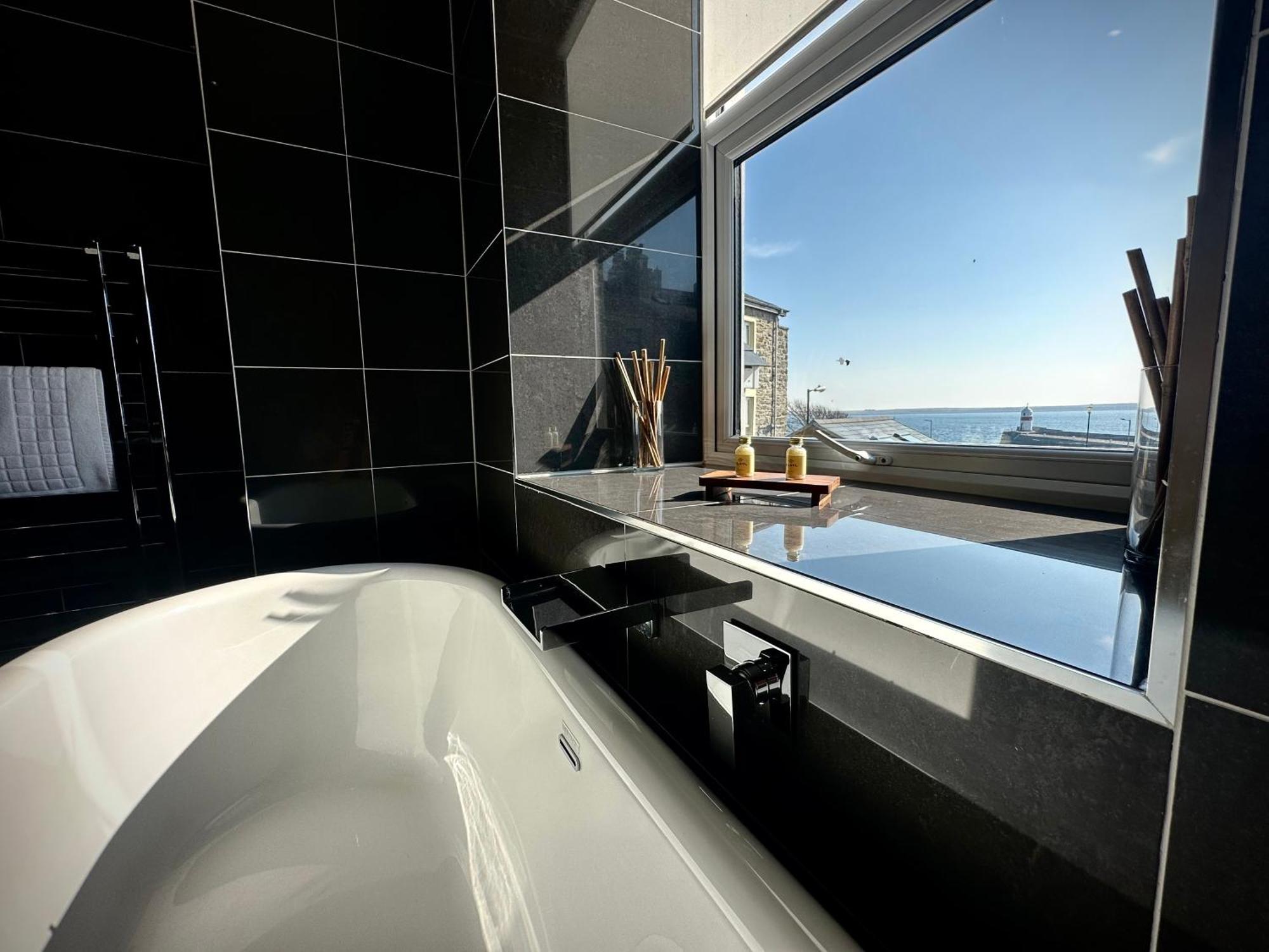 Halvard Apartments At Касълтаун Екстериор снимка