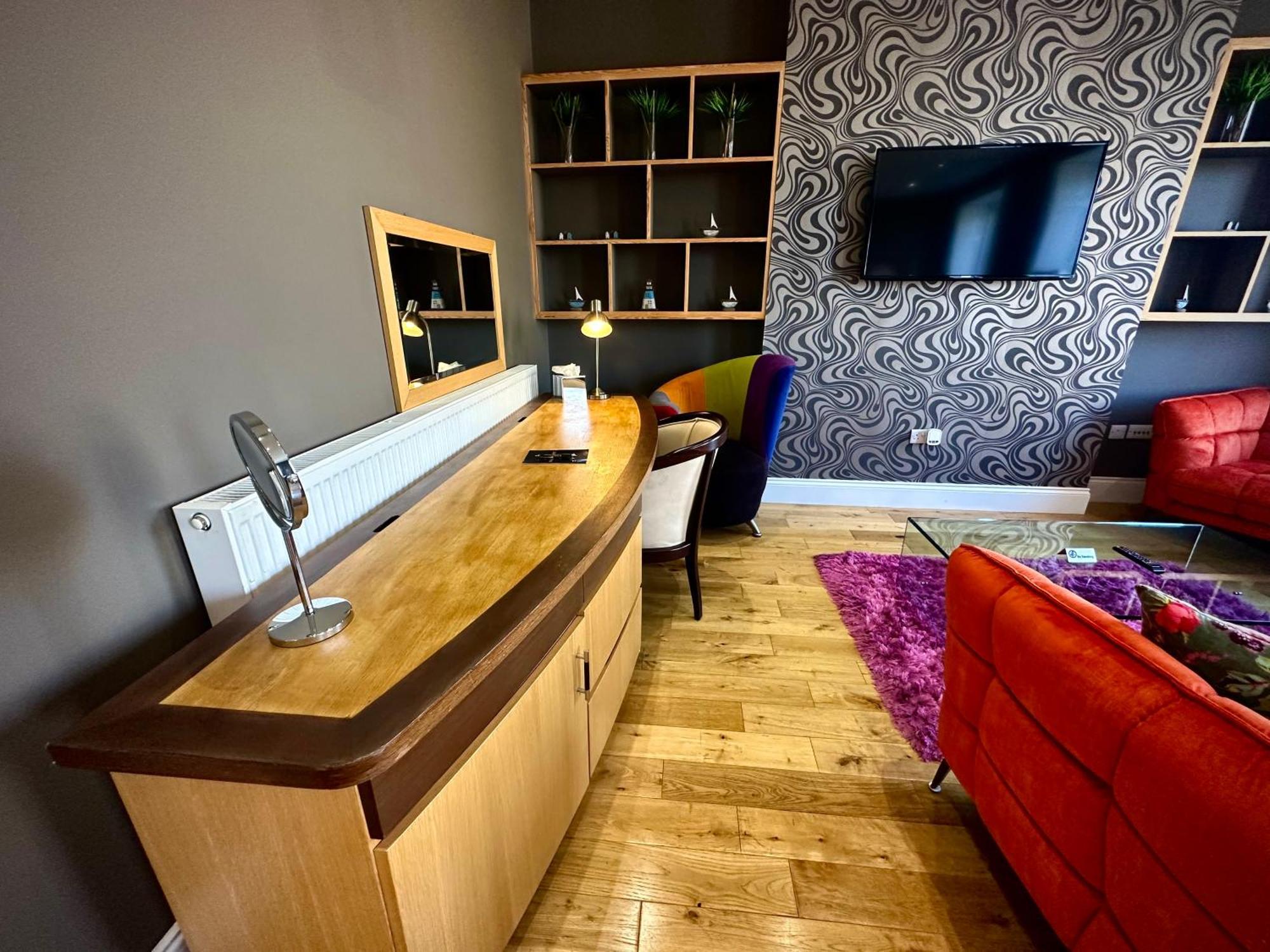 Halvard Apartments At Касълтаун Екстериор снимка
