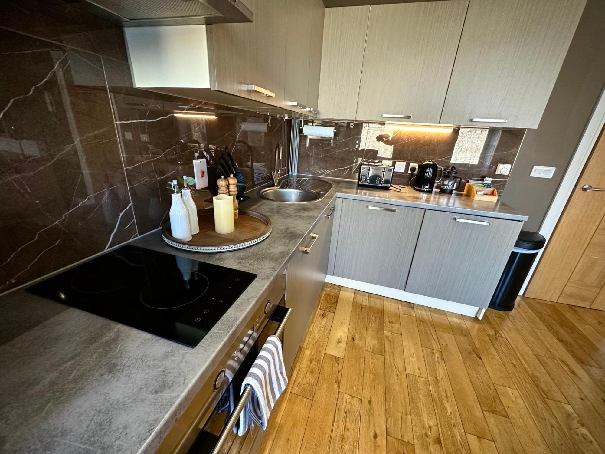 Halvard Apartments At Касълтаун Екстериор снимка