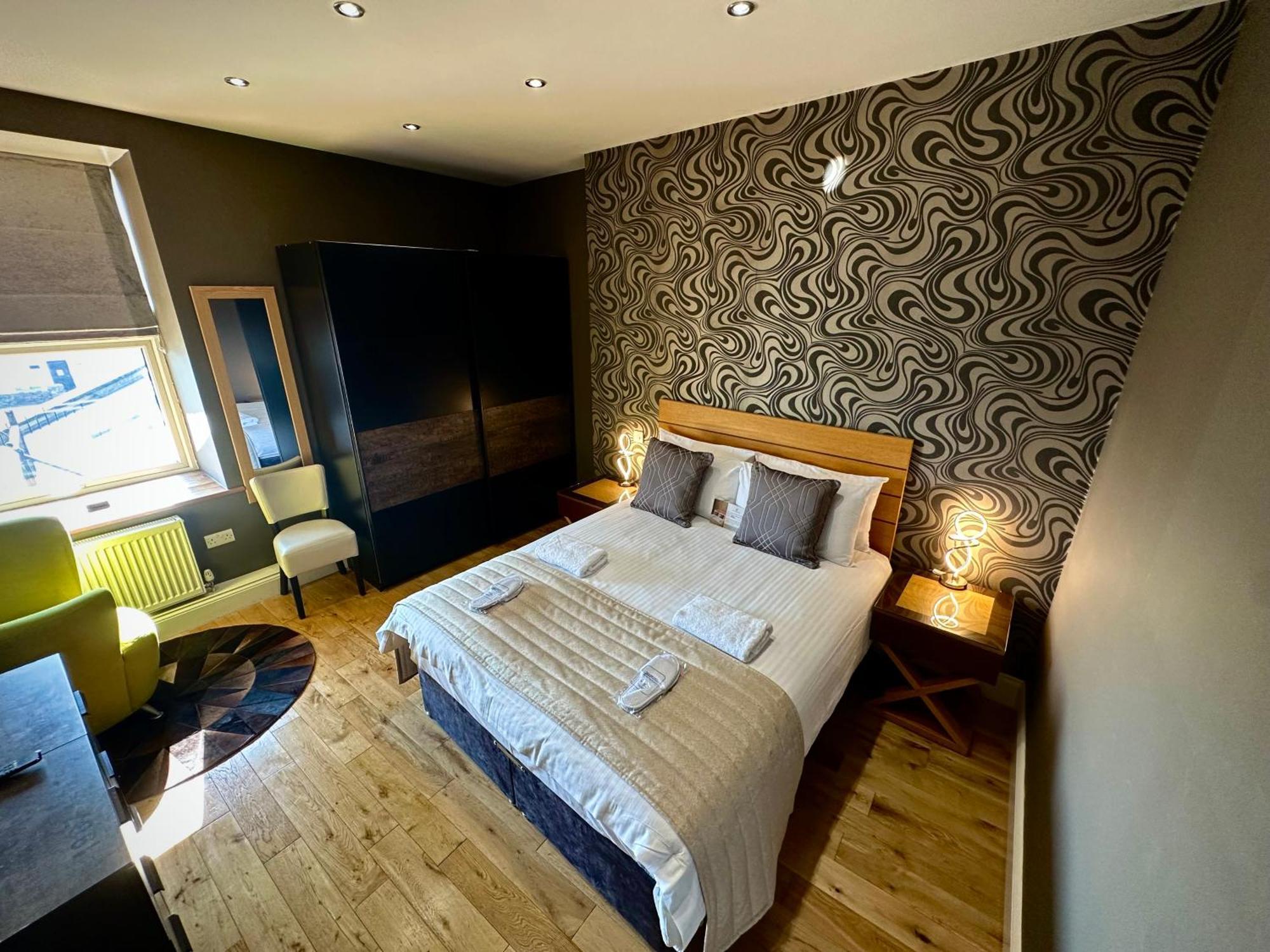 Halvard Apartments At Касълтаун Екстериор снимка
