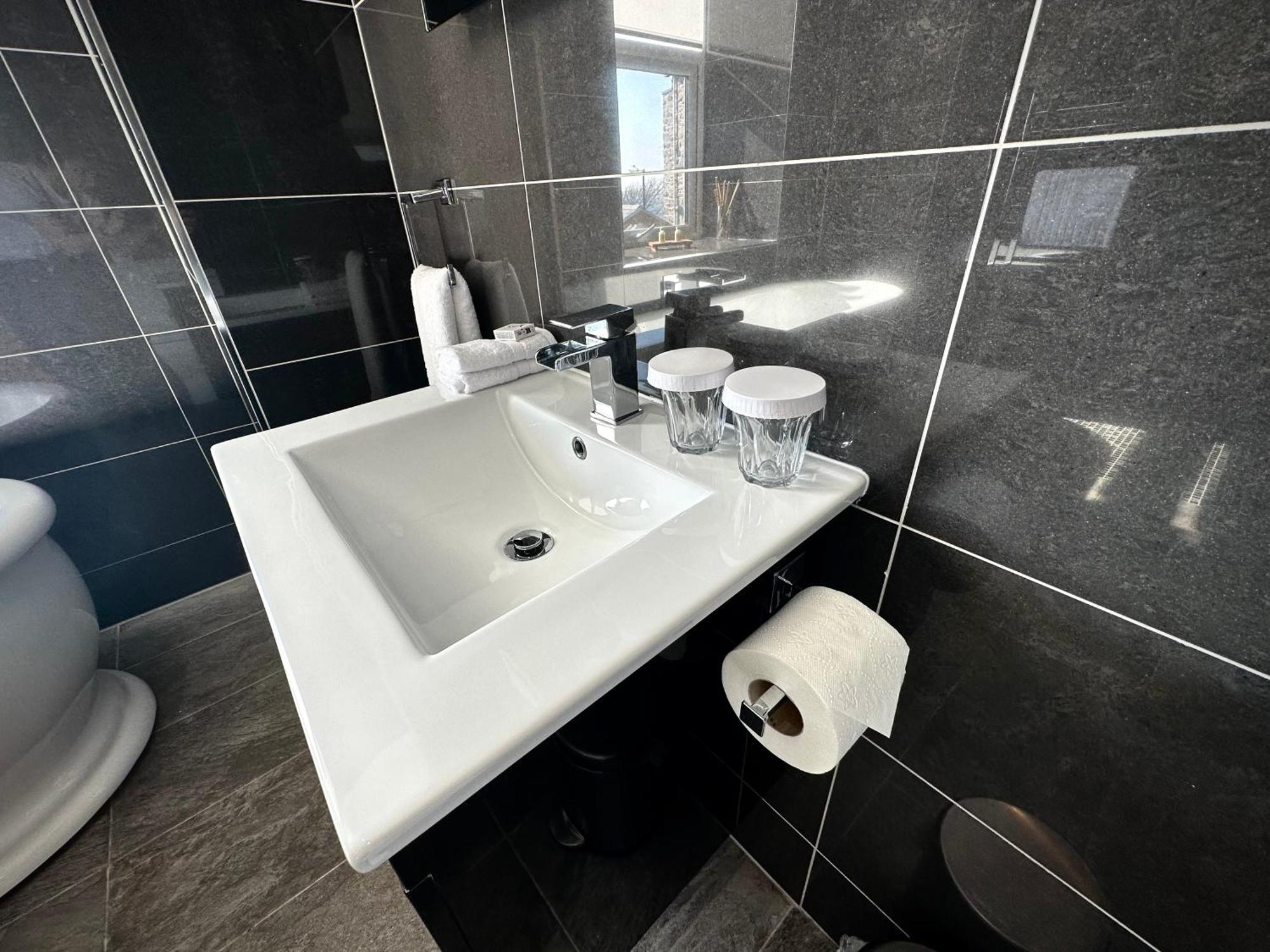 Halvard Apartments At Касълтаун Екстериор снимка