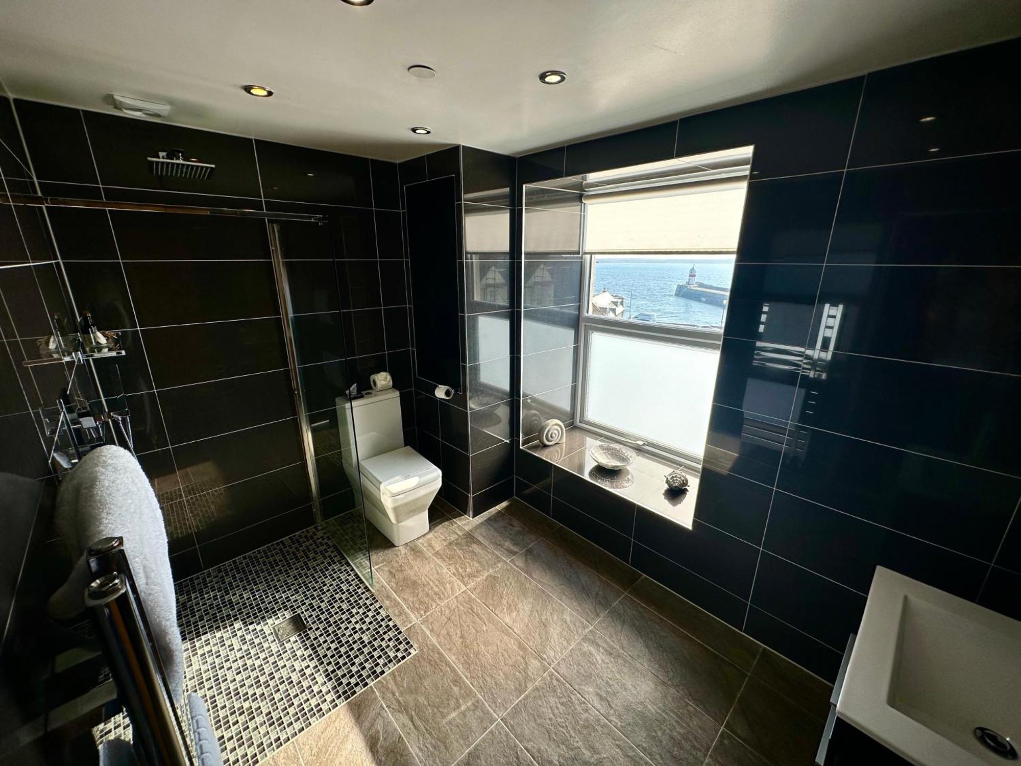 Halvard Apartments At Касълтаун Екстериор снимка